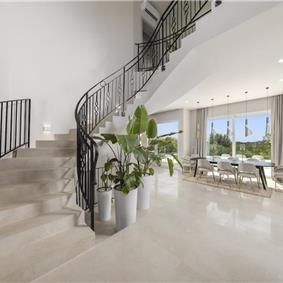 Luxury 4-Bedroom Villa with generous sized Infinity Pool near Buje, Istria. Sleeps 8